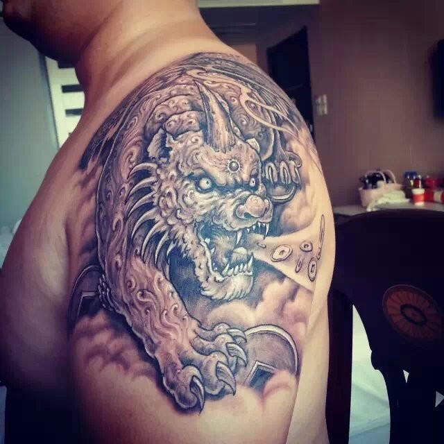 半甲貔貅个性纹身