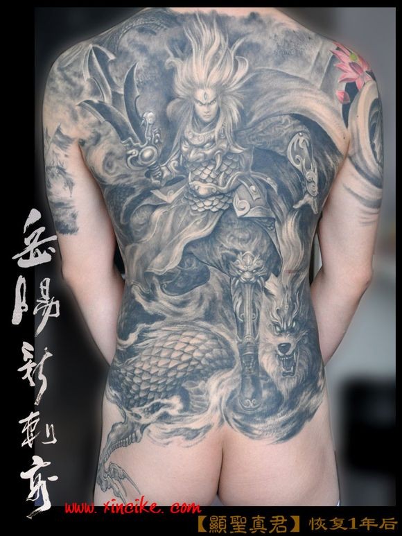 大满背霸气黑白二郎神纹身图案