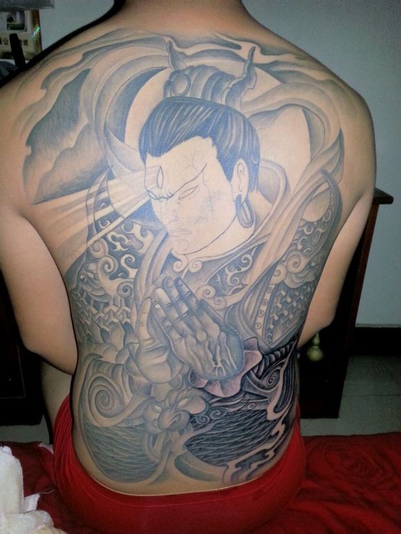 个性时尚的满背纹身作品