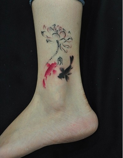荷花鲤鱼环绕小腿纹身图片