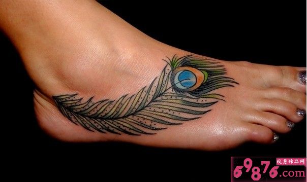 脚背美丽孔雀羽毛纹身图片