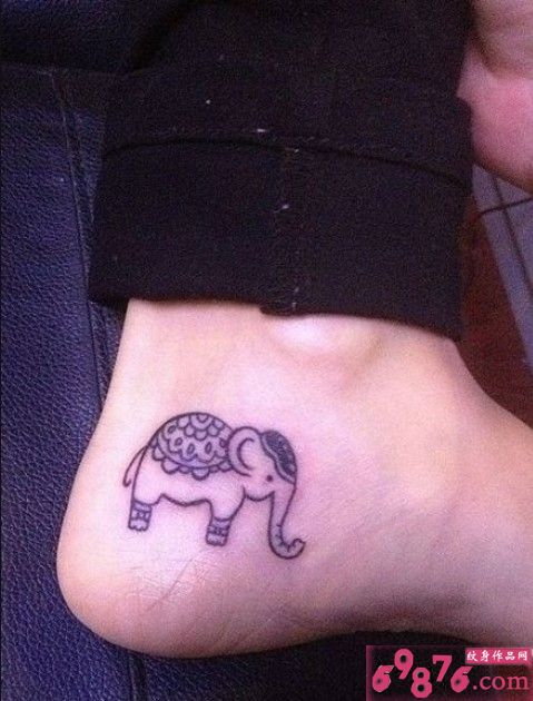 后脚跟可爱小象纹身图片