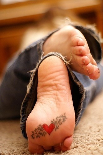 女孩脚掌爱心纹身图片