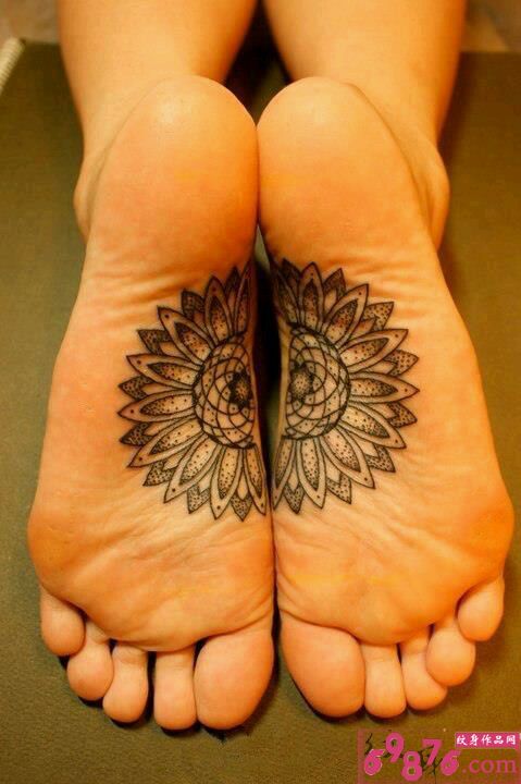 男人脚底向日葵个性纹身图片