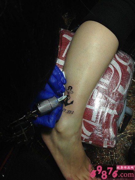 脚踝时尚锚纹身过程图片