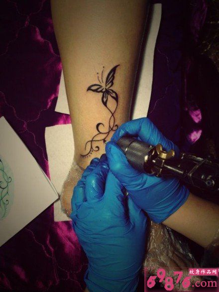 脚踝时尚蝴蝶纹身现场图片