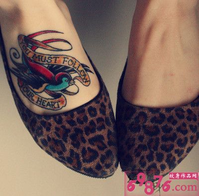 脚背个性彩色小鸟纹身图片