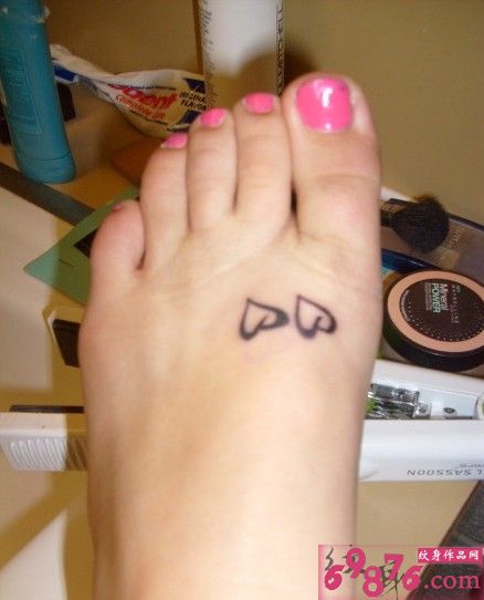 脚背可爱心形时尚纹身图片