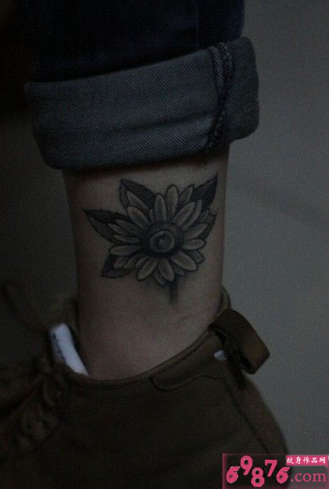 脚踝时尚花纹身图片