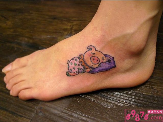 脚背可爱卡通小猪图片