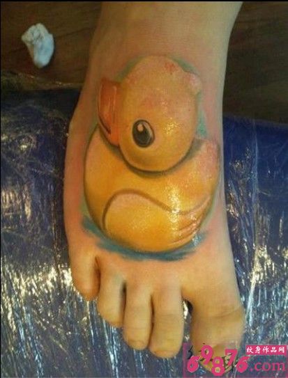脚背可爱小黄鸭彩绘刺青图片