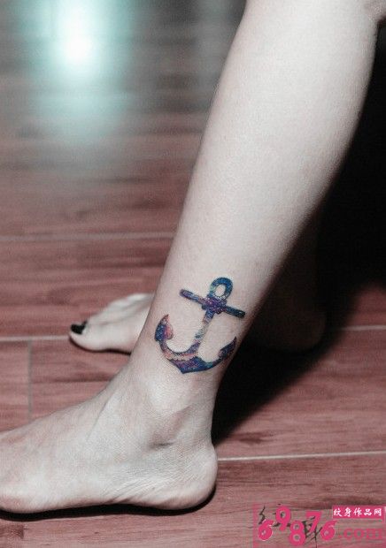 脚踝彩色锚纹身图片