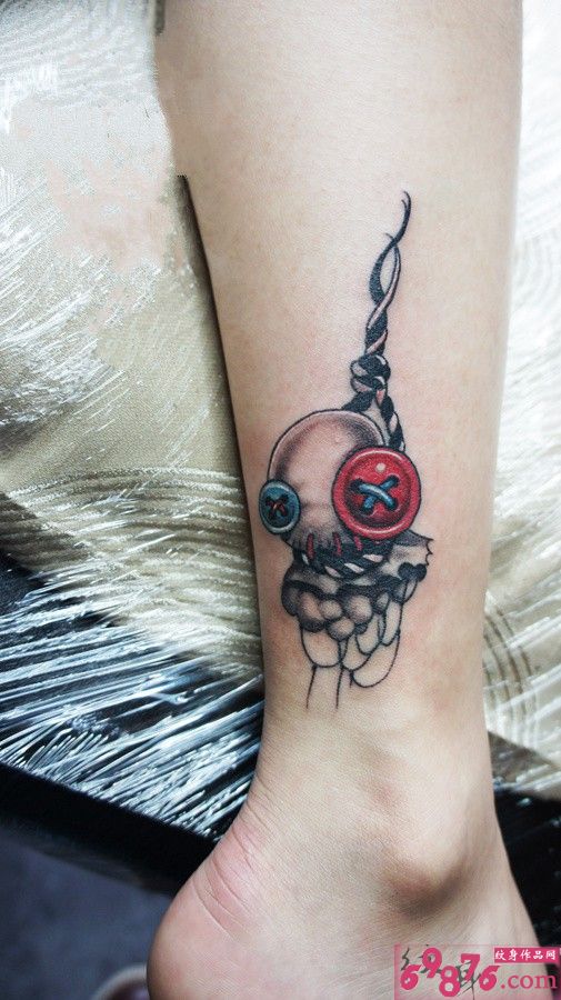创意钮扣挂件脚踝纹身图片
