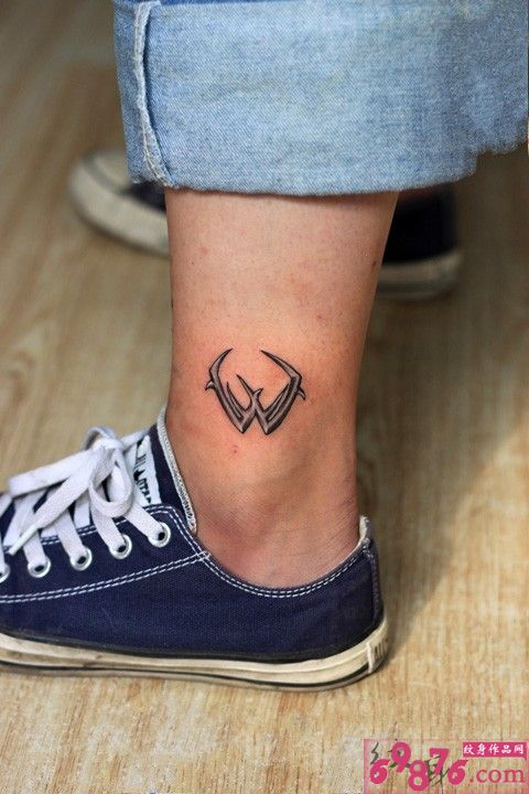 脚踝个性字母纹身图片