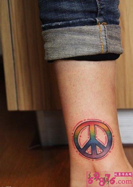 脚踝彩虹色反战LOGO纹身图片