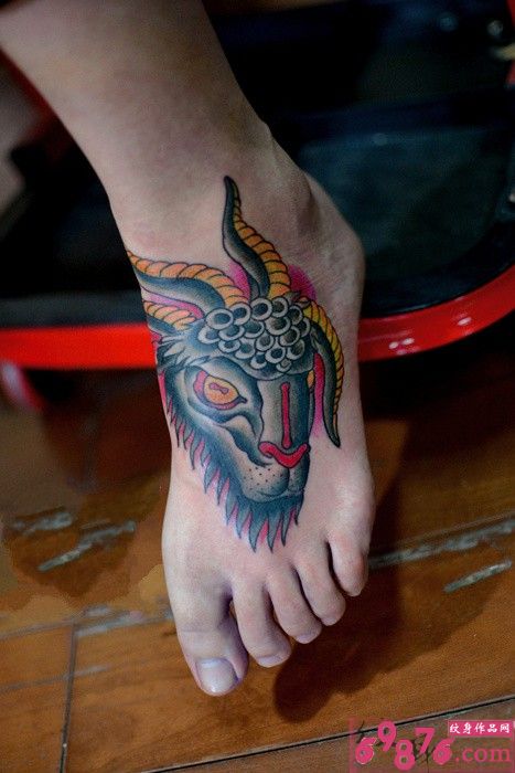 脚背霸气羊角头纹身图片