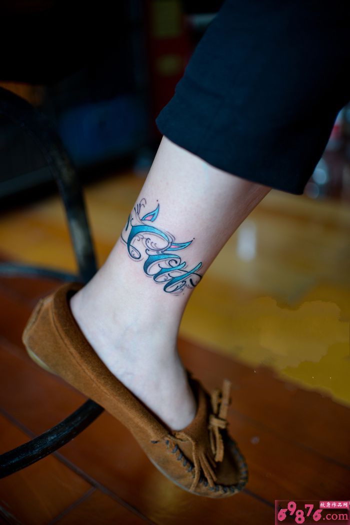 脚踝精灵耳花体英文纹身图片
