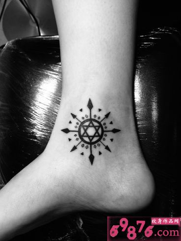 另类指南针脚踝纹身图片