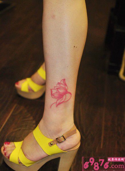 脚踝红色小莲花清新纹身图片