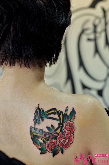 肩部爱的缝纫机纹身图片