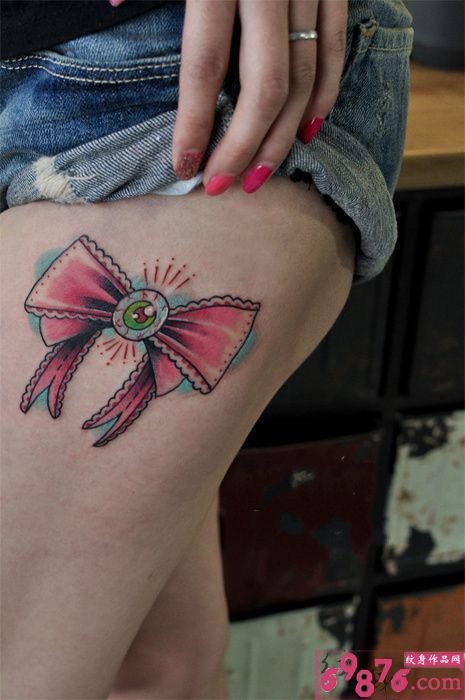 创意蝴蝶结眼大腿纹身图片