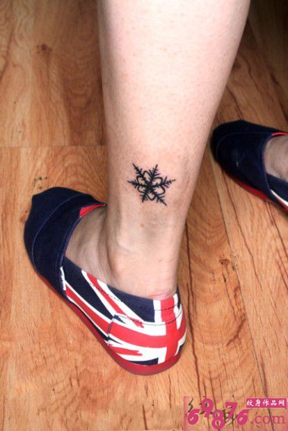 小雪花后脚踝纹身图片