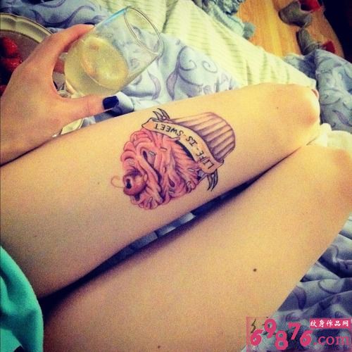 小蛋糕的诱惑大腿纹身图片