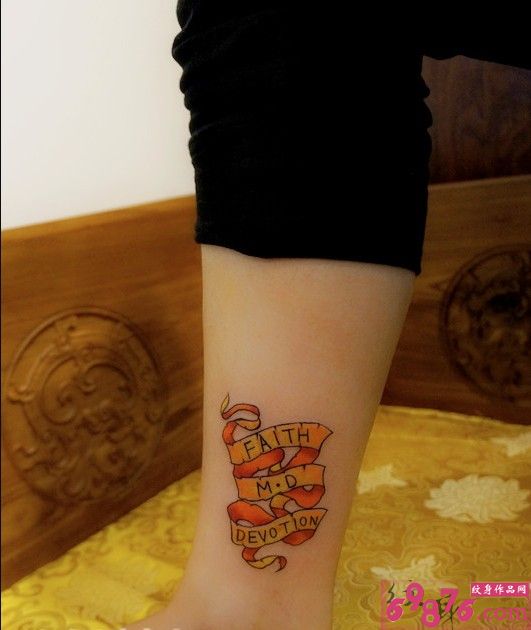 彩色飘带脚踝纹身图片