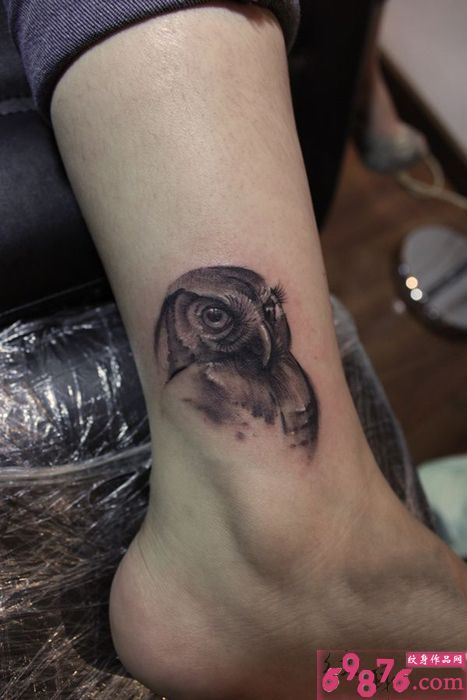 云雾鹰头脚踝纹身图片