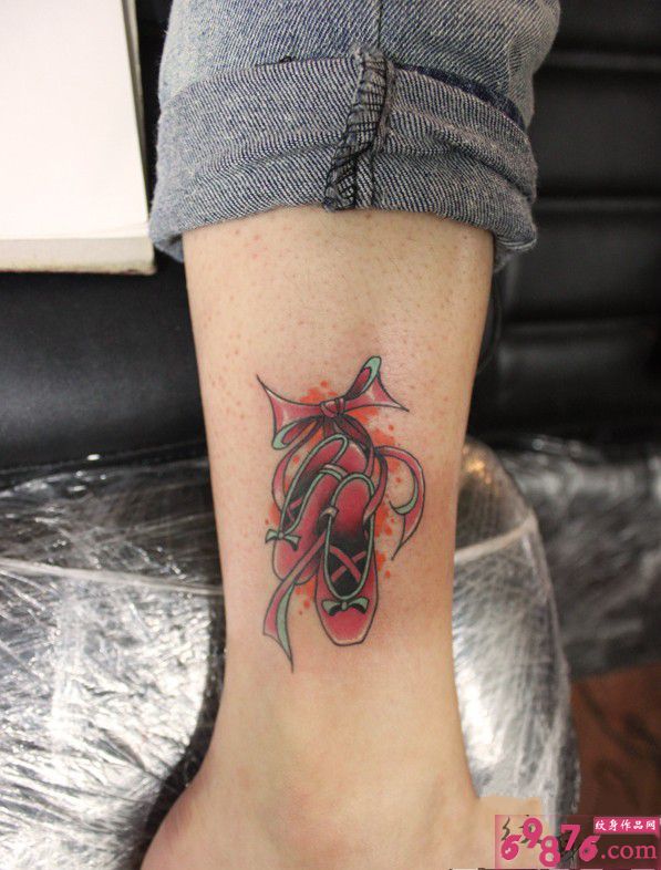 性感红舞鞋脚踝纹身图片