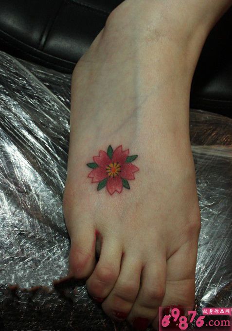 唯美樱花脚背纹身图片