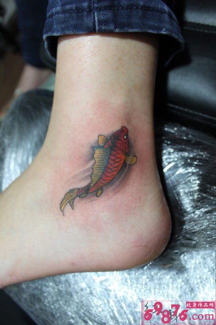 遨游的小鲤鱼脚踝纹身图片