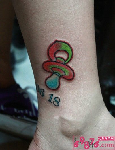 脚踝个性小奶嘴纹身图片