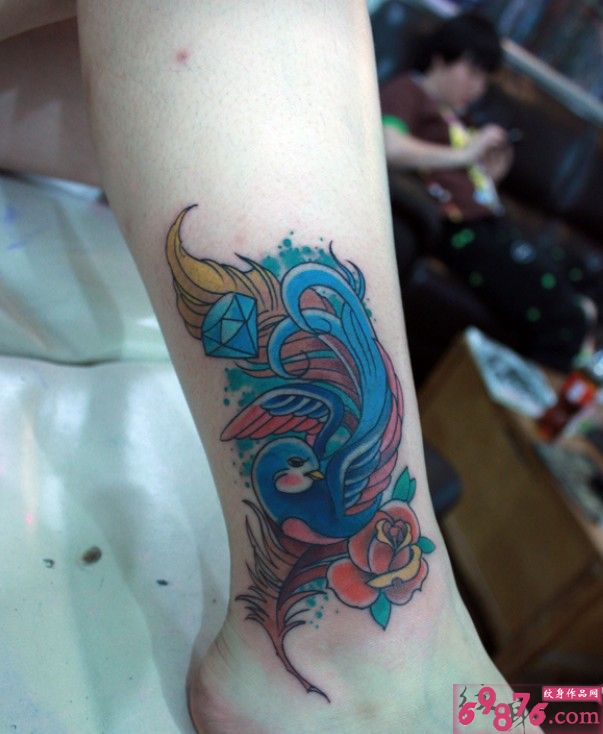 彩色燕子羽毛个性脚踝纹身图片