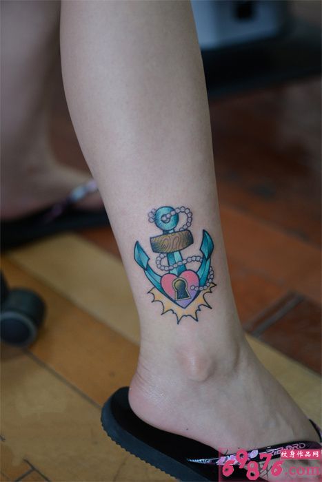 个性船锚心锁脚踝纹身图片