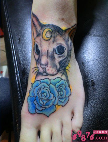 可爱小狗蓝玫瑰纹身图片