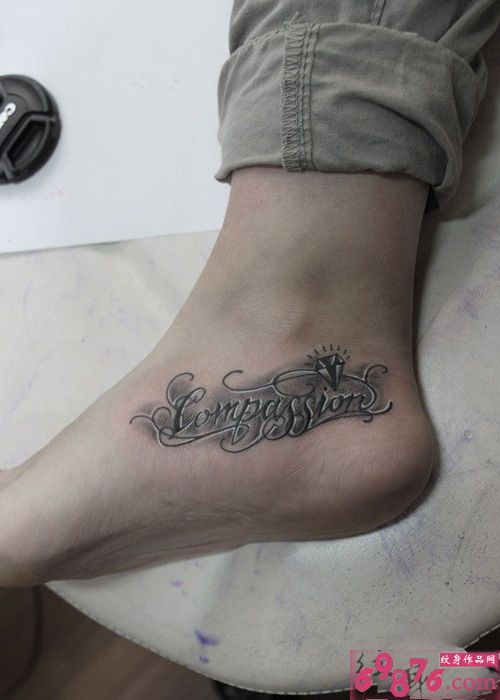 花体英文脚背钻石纹身图片