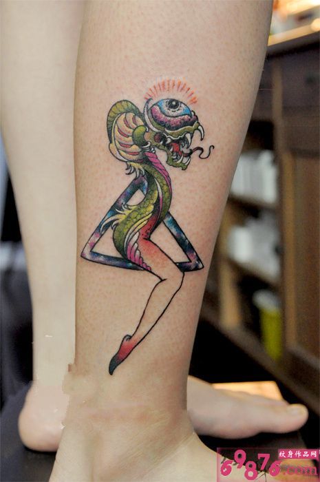 创意蛇妞个性三角眼脚踝纹身图片