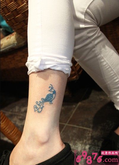 可爱蓝色小孔雀脚踝纹身图片