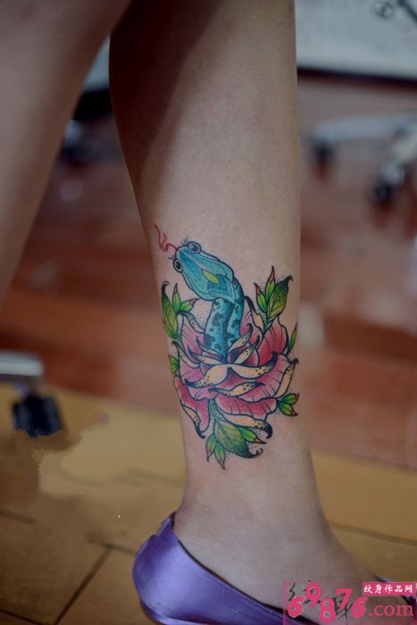 鲜花与蛇脚踝个性纹身图片