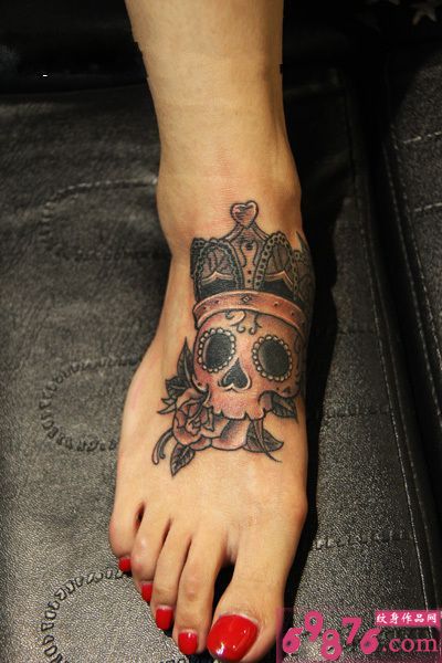 皇冠骷髅创意脚背纹身图片