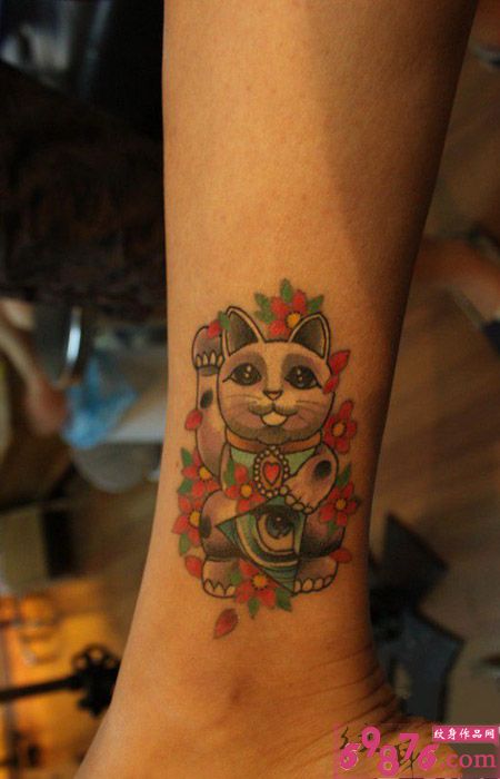 可爱小招财猫脚踝纹身图片