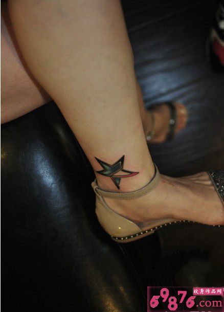 脚踝彩色小星星纹身图片