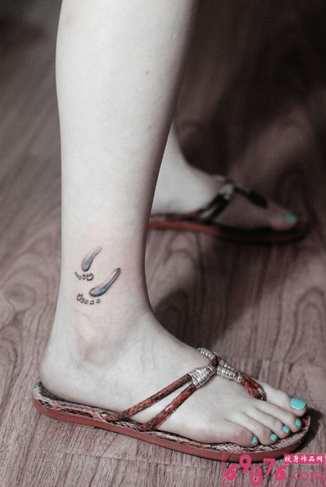 可爱彩色立体小脚印纹身图片