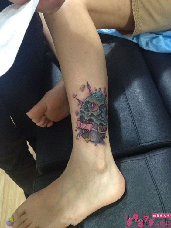 创意骷髅小蛋糕脚踝纹身图片