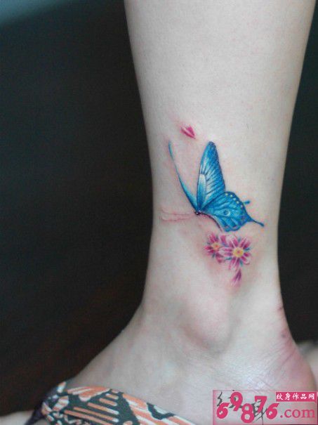 唯美蓝色蝴蝶脚踝纹身图片