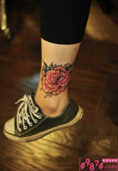 娇艳粉玫瑰脚踝纹身图片