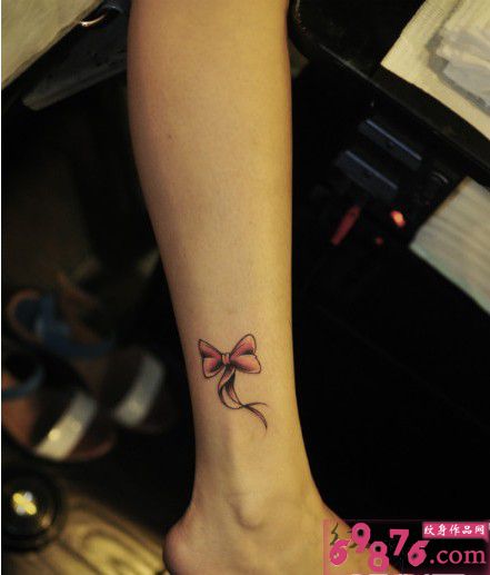 粉色小蝴蝶结脚踝纹身图片