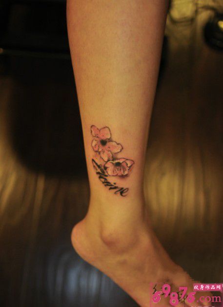 清新小桃花脚踝纹身图片