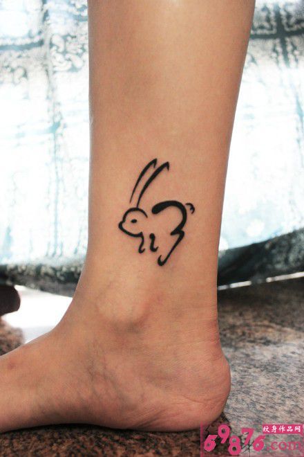 简洁线条兔子创意脚踝纹身图片